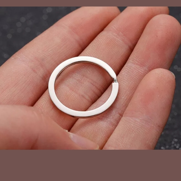 New Silhouette of Howling in Full Moon Silver Keychain. - Picture 2 of 3